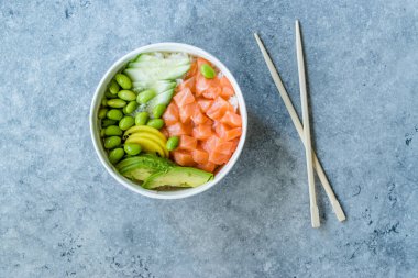 Somon, Edamame, Takuan, Avokado, Salatalık Dilimleri ve Pirinçle Hawaii Poke Kupası.
