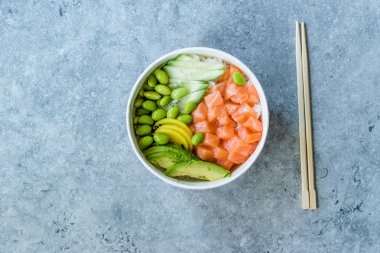 Somon, Edamame, Takuan, Avokado, Salatalık Dilimleri ve Pirinçle Hawaii Poke Kupası.