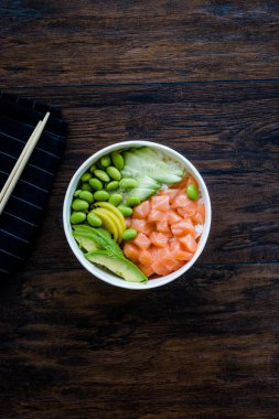 Somon, Edamame, Takuan, Avokado, Salatalık Dilimleri ve Pirinçle Hawaii Poke Kupası.