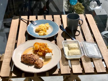 Pogaca, Tulum Peyniri, Krem Kaymak, Reçel / Marmelat ve Parlak Gün / Gün Işığında Tahta Masada Yağda Yumurta. 