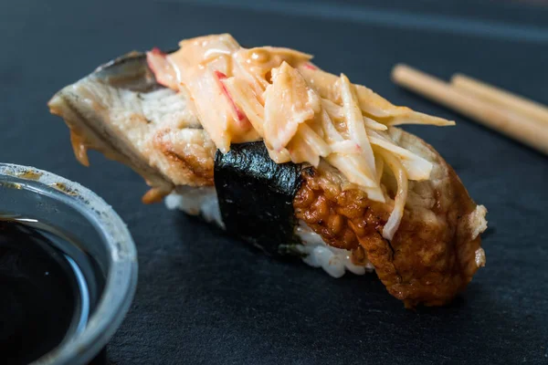 Sushi Unagi Nigiri con jengibre, Wasabi, salsa de soja y palillos — Foto de Stock