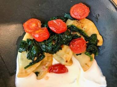 Türk Ravioli Mantı Piruhi / Manti ile Ispanak, Yoğurt ve Kiraz Domatesleri. 
