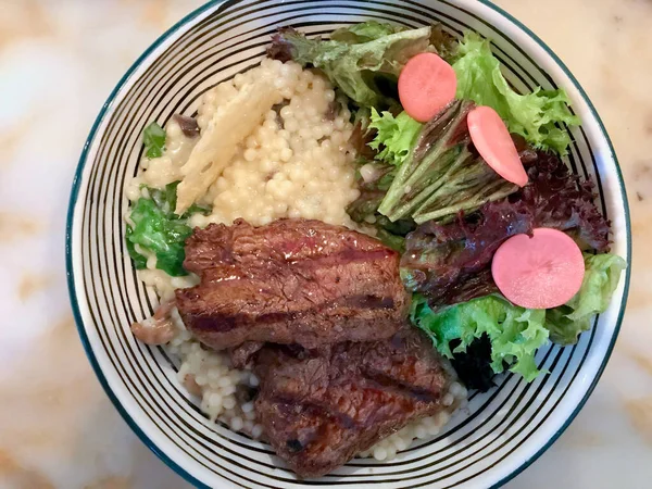 肉丼-レストランでのクスクスとサラダ. — ストック写真