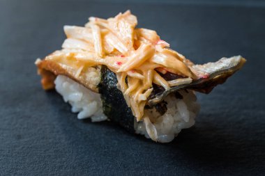 Ginger, Wasabi, Soya Sosu ve Chopsticks 'li Unagi Nigiri Sushi.