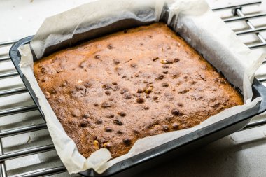 Fıstık Ezmeli, Beyaz Çikolatalı ve Kızarmış Fıstıklı Sarışın Brownie. Ev yapımı Kek Tatlısı / Sarışın Brownie Parçalar.