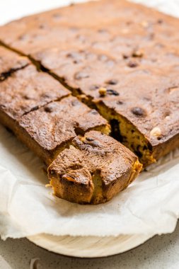 Fıstık Ezmeli, Beyaz Çikolatalı ve Kızarmış Fıstıklı Sarışın Brownie. Ev yapımı Kek Tatlısı / Sarışın Brownie Parçalar.