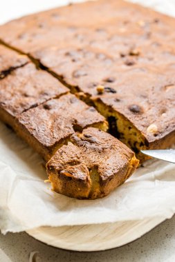 Fıstık Ezmeli, Beyaz Çikolatalı ve Kızarmış Fıstıklı Sarışın Brownie. Ev yapımı Kek Tatlısı / Sarışın Brownie Parçalar.