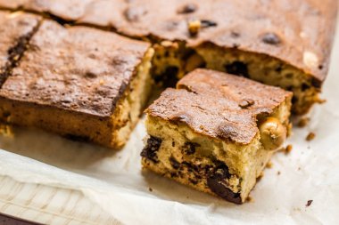 Fıstık Ezmeli, Beyaz Çikolatalı ve Kızarmış Fıstıklı Sarışın Brownie. Ev yapımı Kek Tatlısı / Sarışın Brownie Parçalar.