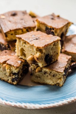 Fıstık Ezmeli, Beyaz Çikolatalı ve Kızarmış Fıstıklı Sarışın Brownie. Ev yapımı Kek Tatlısı / Sarışın Brownie Parçalar.