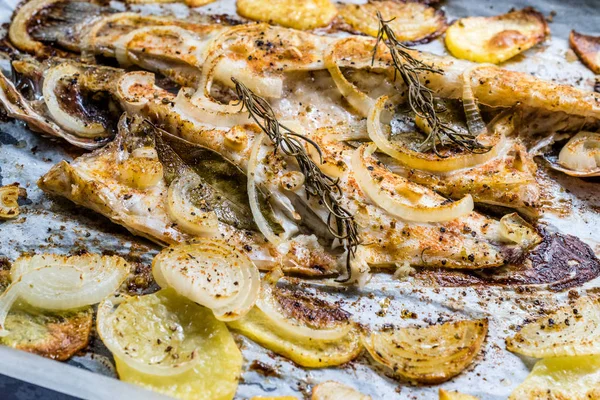 Fillet of Sea Bass Grilled with Potatoes and Onions in Baking Tray with Oven. — Stock Photo, Image