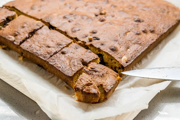 Блондин Брауни с арахисовым маслом, белым шоколадом и жареным арахисом. Домашний торт десерт / Блондинка Brownie Pieces . — стоковое фото