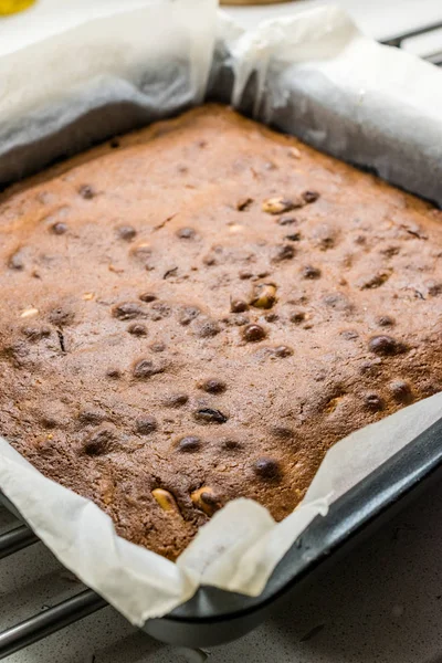Brownie Blondie au beurre d'arachide, chocolat blanc et cacahuètes rôties. Dessert de gâteau fait maison / Pièces de brownie blondes . — Photo