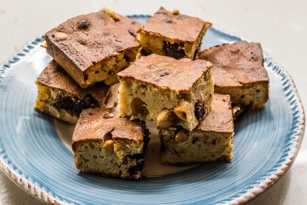 Blonďaté brownie s burákovým máslem, bílou čokoládou a pečenými oříšky. Domácí dortový dezert / Blondýny kousky brownie. — Stock fotografie