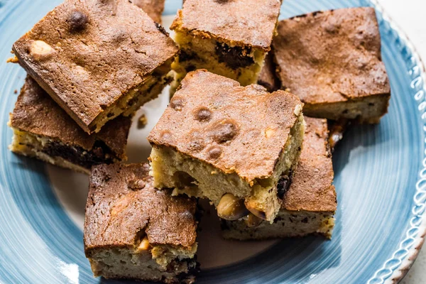 Блондин Брауни с арахисовым маслом, белым шоколадом и жареным арахисом. Домашний торт десерт / Блондинка Brownie Pieces . — стоковое фото