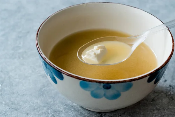 Japanisches Essen Misosuppe mit Tofu und Algen in Keramikschüssel. — Stockfoto