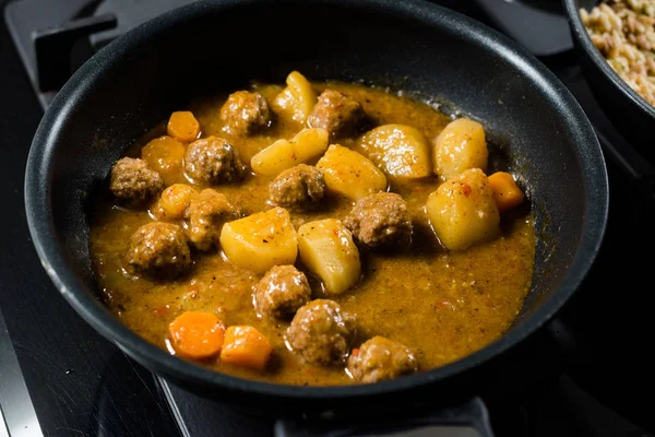 Comida turca Sulu Kofte / Sopa de albóndigas jugosas en pan . — Foto de Stock