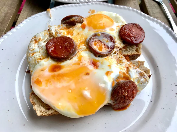 Café da manhã turco Sucuk com ovos fritos / Salame ou Sujuk. Comida tradicional no restaurante local . — Fotografia de Stock