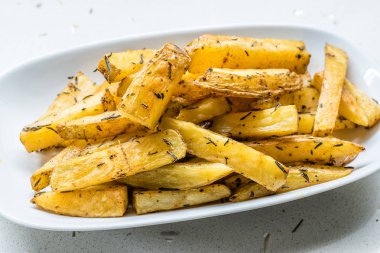 Partide atıştırmalık tabakta baharatlı patates ezmesi