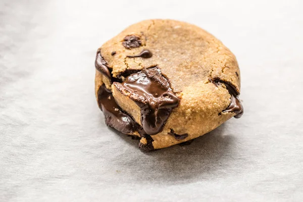 Шоколадное печенье из Палео, сделанное из кокоса и миндальной муки — стоковое фото