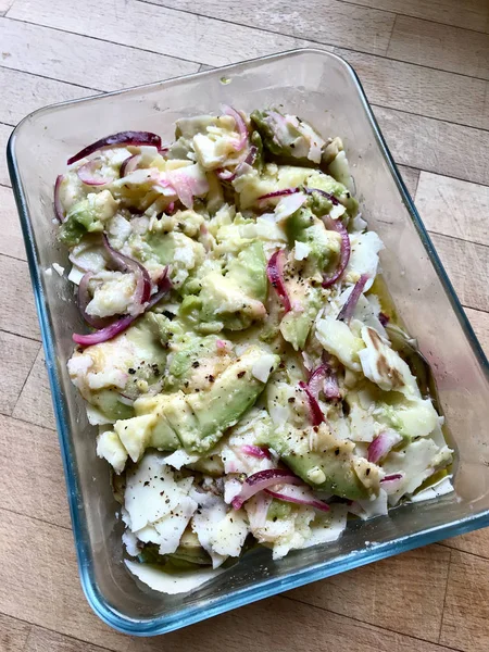 Avocado Salad with Artichoke Slices and Red Onions. — Stock Photo, Image
