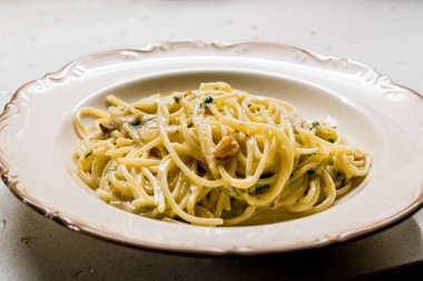 Dört peynirli parmesanlı makarna, rokfor, sos, Gorgonzola, krema, sarımsak ve karabiber.. 