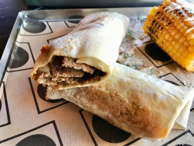 Fast Food Restaurant 'ta sığır filetosu dilimleri, Muhammara ve mısır ve tepsisi olan Shawarma kebabı..