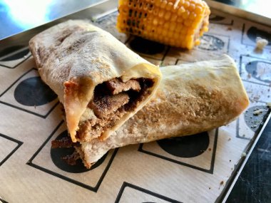 Fast Food Restaurant 'ta sığır filetosu dilimleri, Muhammara ve mısır ve tepsisi olan Shawarma kebabı..