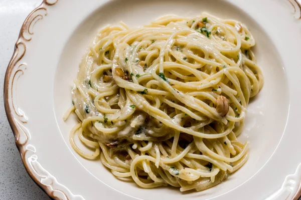 Pasta Spaghetti with Four Cheese Parmesan, Roquefort, Gravy, Gorgonzola, Cream and Garlic and Black Pepper. — Stock Photo, Image