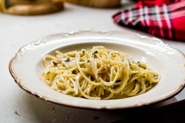 Pasta Spaghetti with Four Cheese Parmesan, Roquefort, Gravy, Gorgonzola, Cream and Garlic and Black Pepper. — Stock Photo, Image