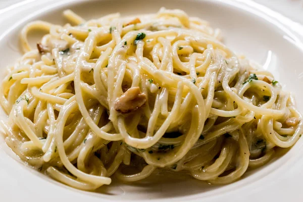 Pasta Spaghetti with Four Cheese Parmesan, Roquefort, Gravy, Gorgonzola, Cream and Garlic and Black Pepper. — Stock Photo, Image