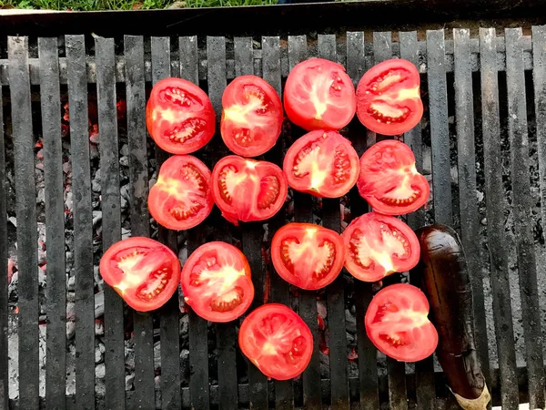 Meio corte de tomates grelhados no churrasco — Fotografia de Stock