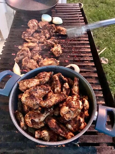 Kuřecí křídla se smaží v barbecue/tureckém stylu Mangal. Rychlé občerstvení. — Stock fotografie