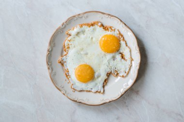 Kahvaltı için kızarmış yumurtalı susam tohumları.