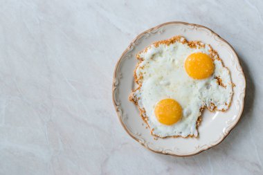 Kahvaltı için kızarmış yumurtalı susam tohumları.