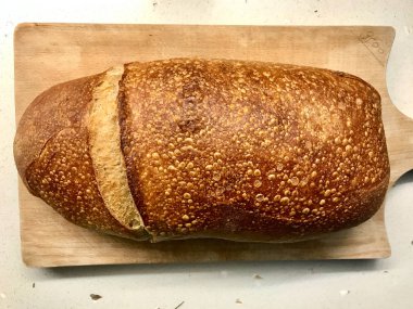 Tüm Ciabatta Ekşi Ekmek ve Tahta Üzerinde Zeytin Yağı.