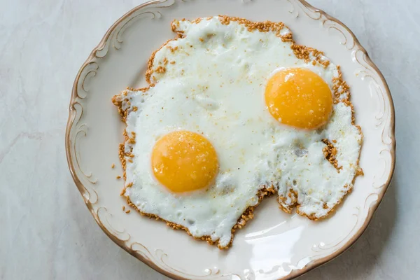 Kahvaltı için kızarmış yumurtalı susam tohumları. — Stok fotoğraf