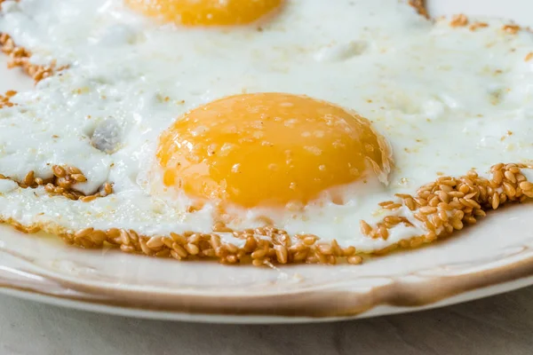 Nasiona sezamu ze smażonymi jajkami na śniadanie. — Zdjęcie stockowe
