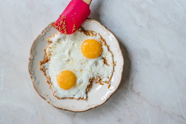 Semi di sesamo con uova fritte per colazione . — Foto Stock