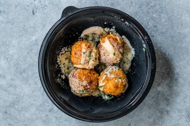 Parmesan peynirli peynirli peynirli peynirli peynirli makarnayı al Plastik tabakta ısırıklar / kabın içinde.