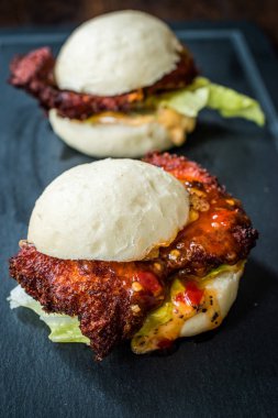 Çıtır tavuklu Gua Bao Burger ve Red Hot Chili Relish Sos Çörekleri..