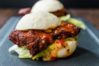 Çıtır tavuklu Gua Bao Burger ve Red Hot Chili Relish Sos Çörekleri..