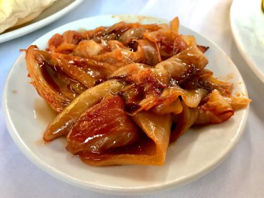 Kızarmış Karamelli Soğan Dilimleri Domates Sosu / Izgara Izgara Izgara Lokal Kebap Restoranında aperatif olarak.