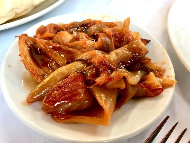 Kızarmış Karamelli Soğan Dilimleri Domates Sosu / Izgara Izgara Izgara Lokal Kebap Restoranında aperatif olarak. 