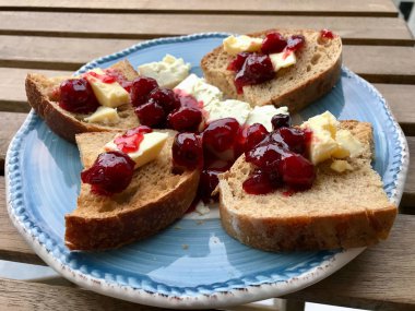 Yaban mersini reçeli, ekmek, tereyağı ve peynir / marmelat.