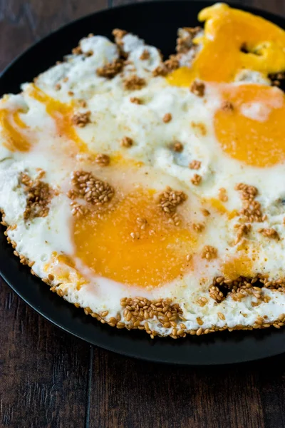 Семена кунжута с жареными яйцами на турецкий завтрак . — стоковое фото