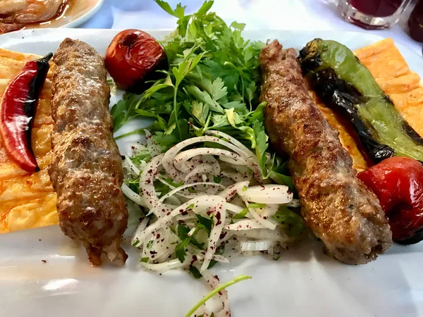 Türkischer Dönerspieß mit Teller als Portion im örtlichen Restaurant. — Stockfoto