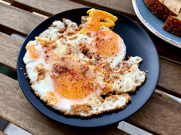 Semi di sesamo con uova fritte per colazione turca . — Foto Stock