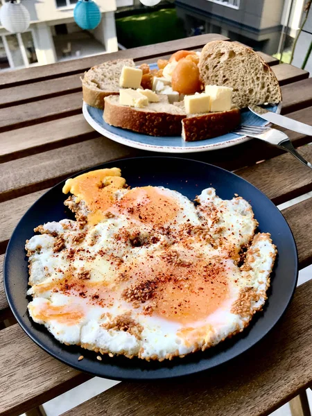 Sesamfrön med stekta ägg till turkisk frukost. — Stockfoto