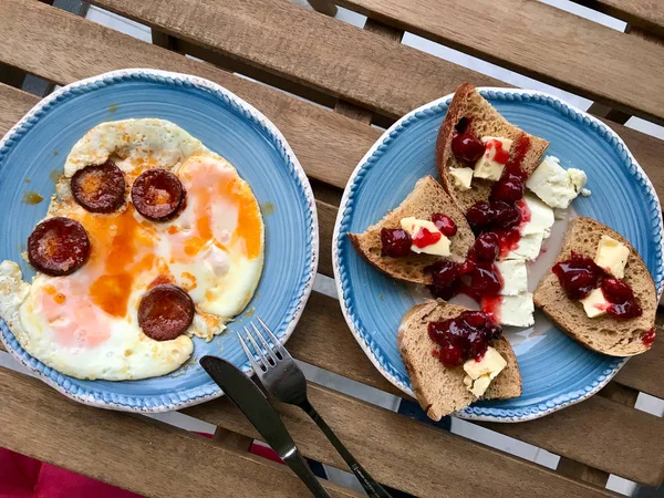 Œuf de petit déjeuner turc avec confiture de sucuk et canneberges / confiture — Photo