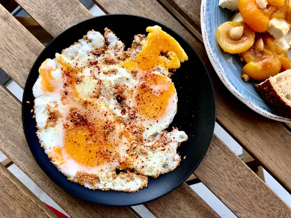Sementes de gergelim com ovos fritos para café da manhã turco . — Fotografia de Stock